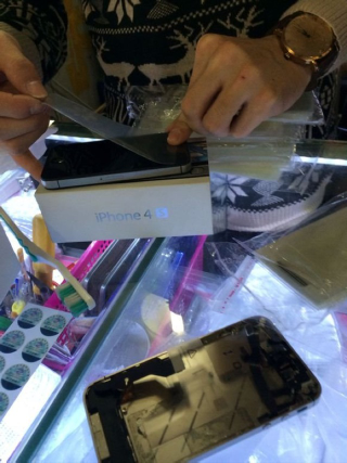 Illustration for article titled This Is What Happens To Your Discarded iPhone